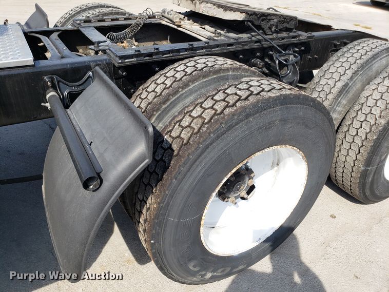 image for item DH2846 2000 International 9200i semi truck