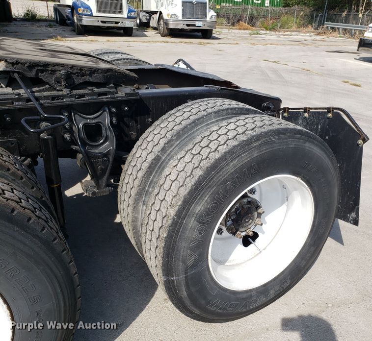 image for item DH2846 2000 International 9200i semi truck