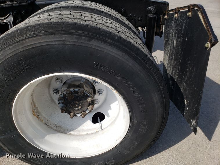 image for item DH2846 2000 International 9200i semi truck