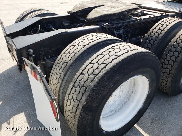 image for item DH2846 2000 International 9200i semi truck