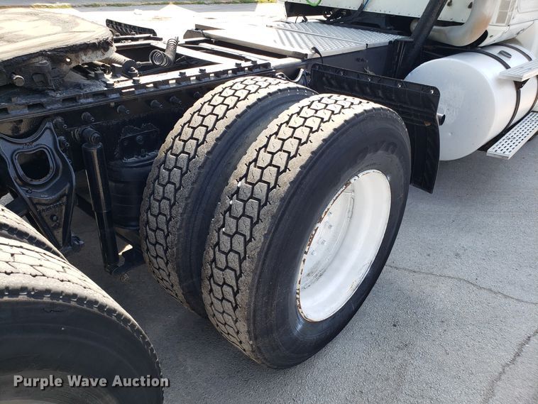 image for item DH2846 2000 International 9200i semi truck