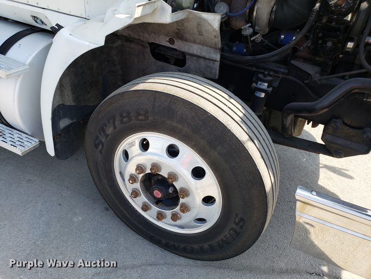 image for item DH2846 2000 International 9200i semi truck