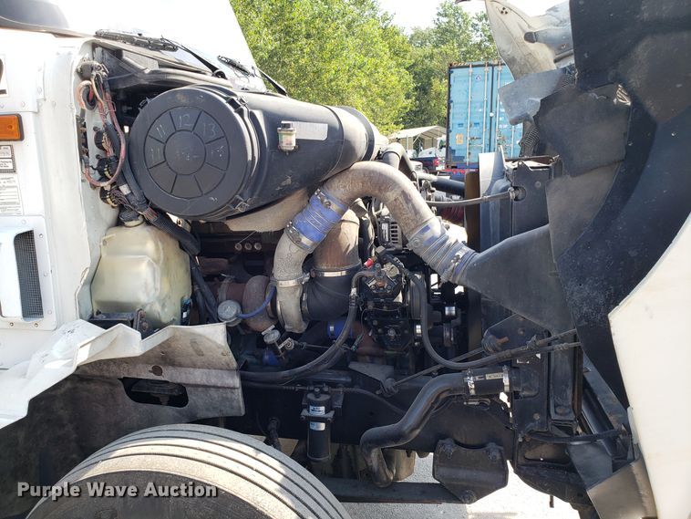 image for item DH2846 2000 International 9200i semi truck