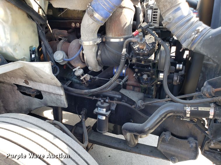 image for item DH2846 2000 International 9200i semi truck