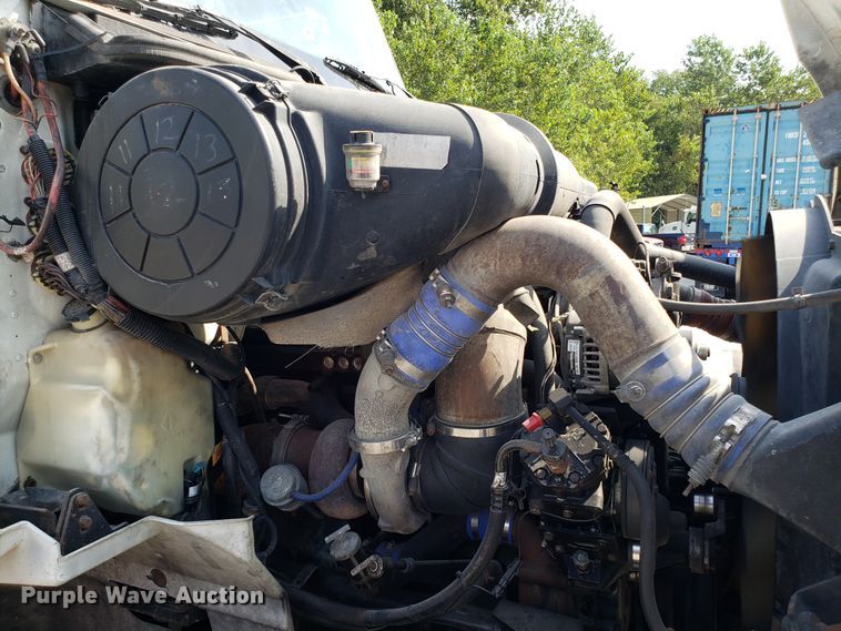 image for item DH2846 2000 International 9200i semi truck