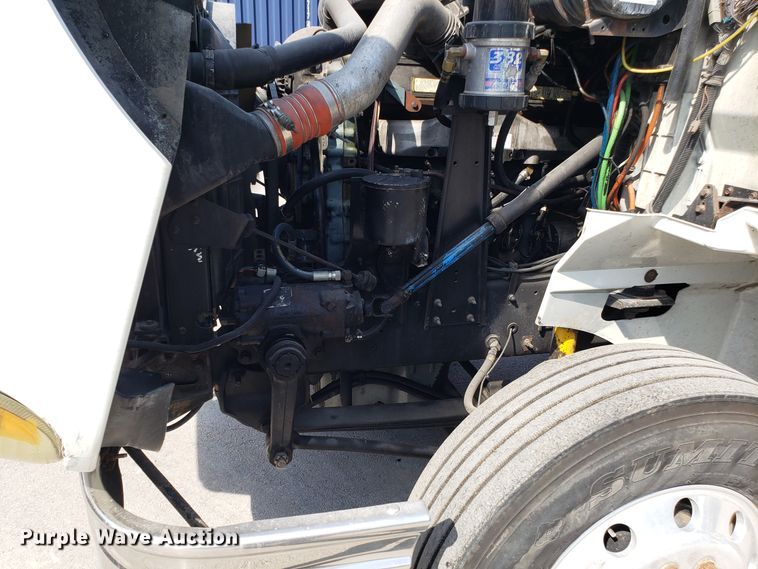 image for item DH2846 2000 International 9200i semi truck