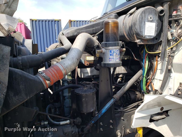 image for item DH2846 2000 International 9200i semi truck