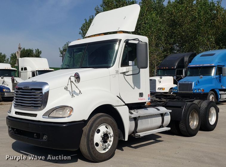 image for item DH2847 2007 Freightliner Columbia 120 semi truck