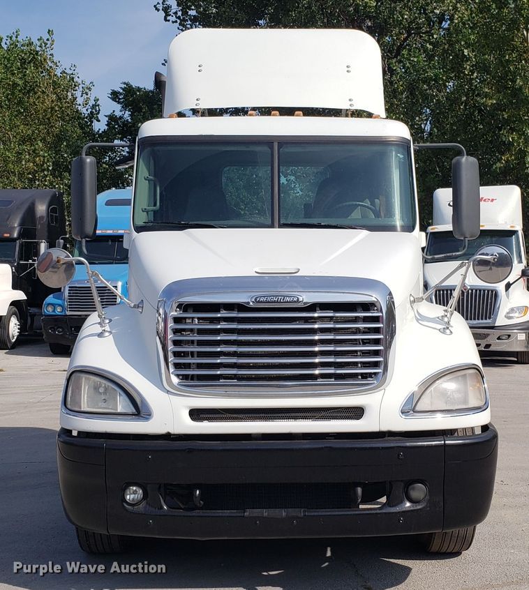 image for item DH2847 2007 Freightliner Columbia 120 semi truck