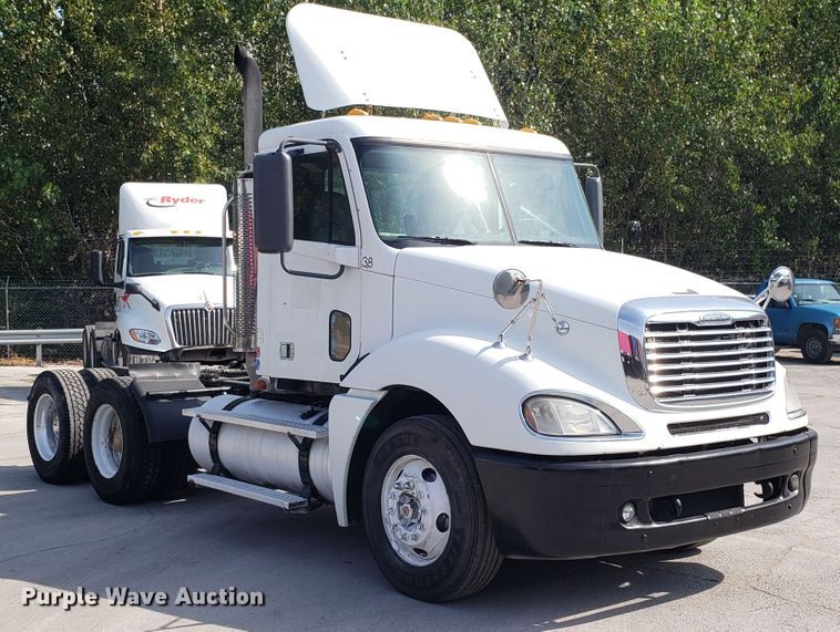 image for item DH2847 2007 Freightliner Columbia 120 semi truck