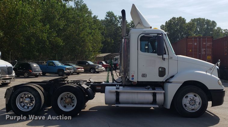 image for item DH2847 2007 Freightliner Columbia 120 semi truck