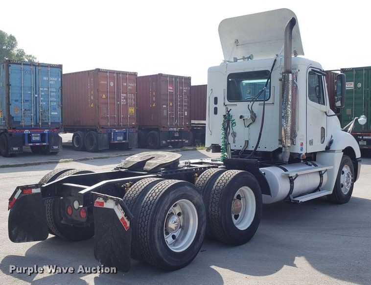 image for item DH2847 2007 Freightliner Columbia 120 semi truck