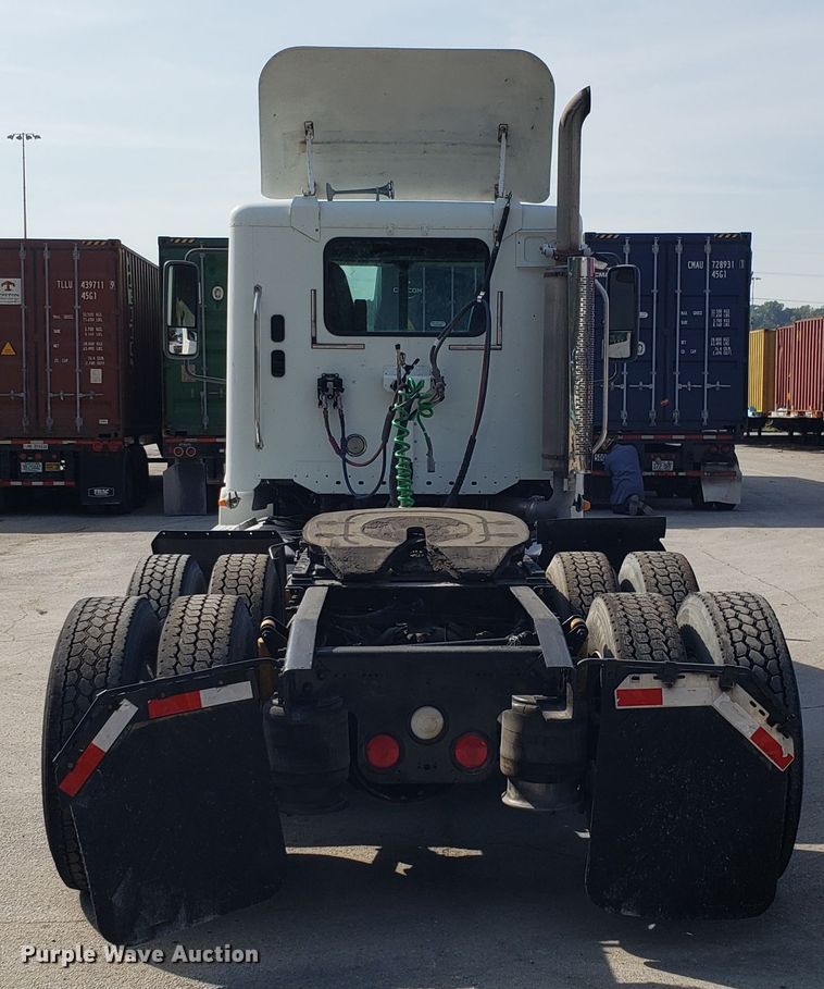 image for item DH2847 2007 Freightliner Columbia 120 semi truck