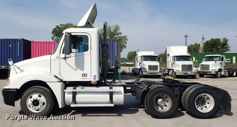 image for item DH2847 2007 Freightliner Columbia 120 semi truck