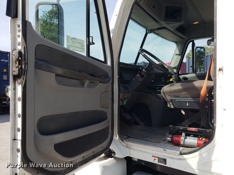 image for item DH2847 2007 Freightliner Columbia 120 semi truck