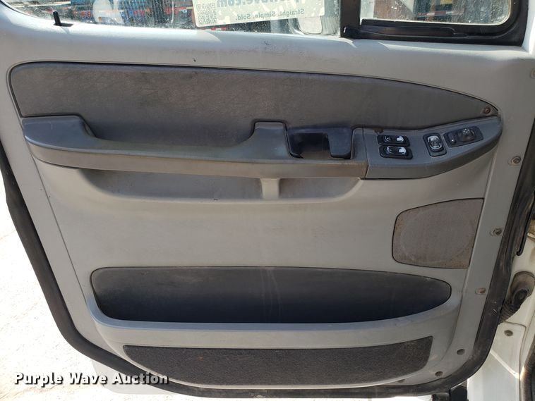 image for item DH2847 2007 Freightliner Columbia 120 semi truck