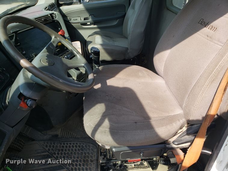 image for item DH2847 2007 Freightliner Columbia 120 semi truck