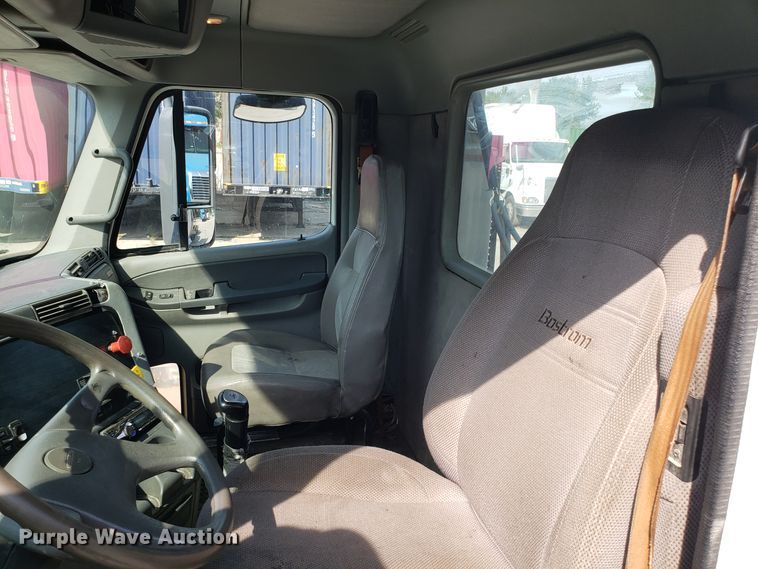 image for item DH2847 2007 Freightliner Columbia 120 semi truck