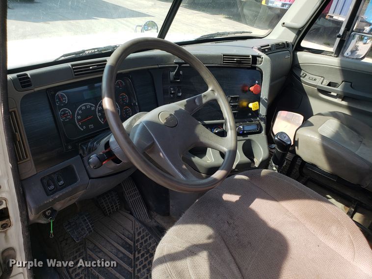 image for item DH2847 2007 Freightliner Columbia 120 semi truck