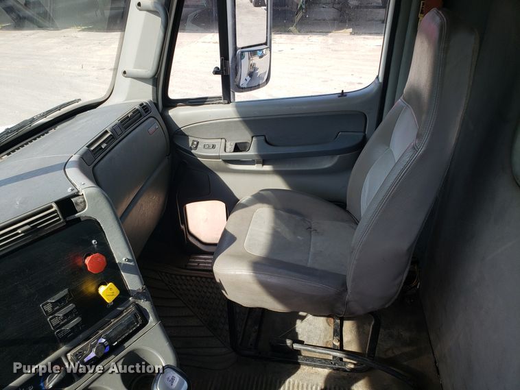 image for item DH2847 2007 Freightliner Columbia 120 semi truck