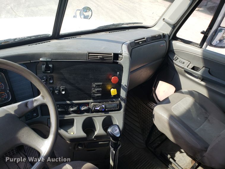 image for item DH2847 2007 Freightliner Columbia 120 semi truck