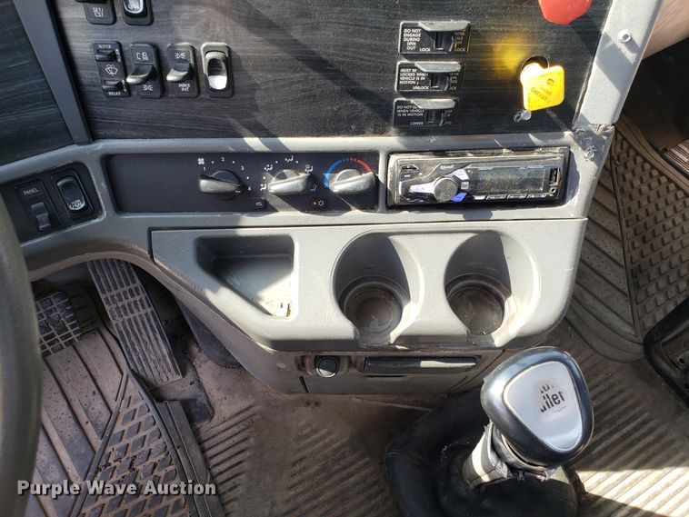 image for item DH2847 2007 Freightliner Columbia 120 semi truck