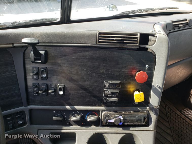 image for item DH2847 2007 Freightliner Columbia 120 semi truck