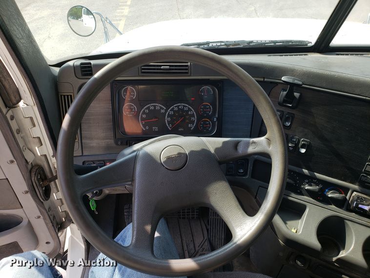 image for item DH2847 2007 Freightliner Columbia 120 semi truck