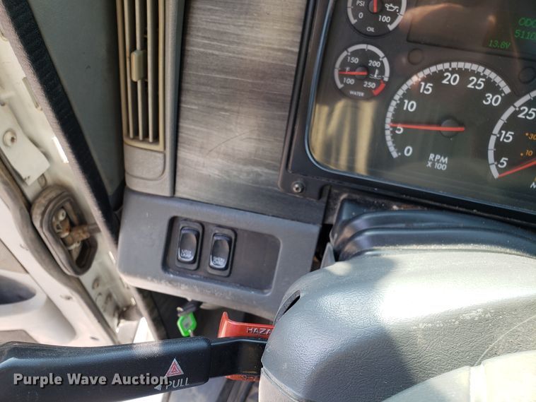 image for item DH2847 2007 Freightliner Columbia 120 semi truck