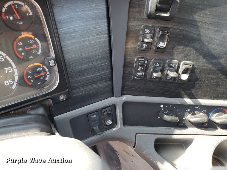 image for item DH2847 2007 Freightliner Columbia 120 semi truck