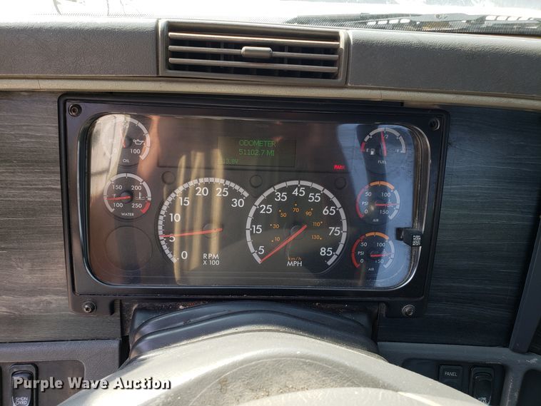 image for item DH2847 2007 Freightliner Columbia 120 semi truck