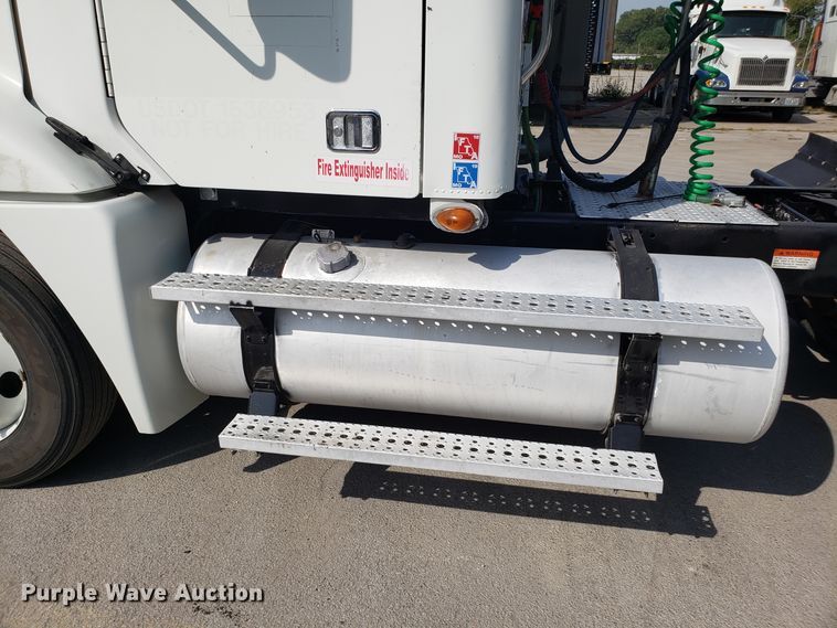 image for item DH2847 2007 Freightliner Columbia 120 semi truck