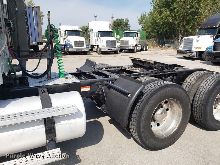 image for item DH2847 2007 Freightliner Columbia 120 semi truck