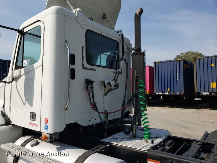 image for item DH2847 2007 Freightliner Columbia 120 semi truck