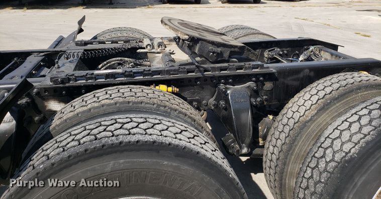 image for item DH2847 2007 Freightliner Columbia 120 semi truck