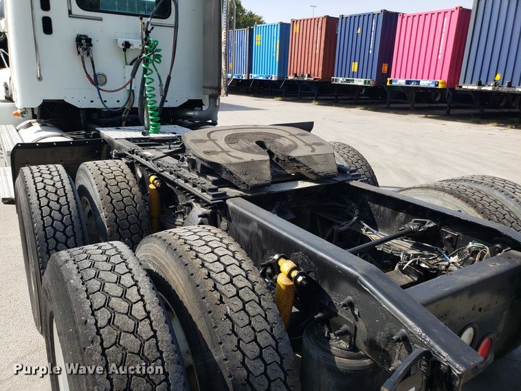 image for item DH2847 2007 Freightliner Columbia 120 semi truck