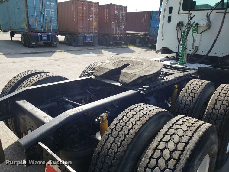 image for item DH2847 2007 Freightliner Columbia 120 semi truck