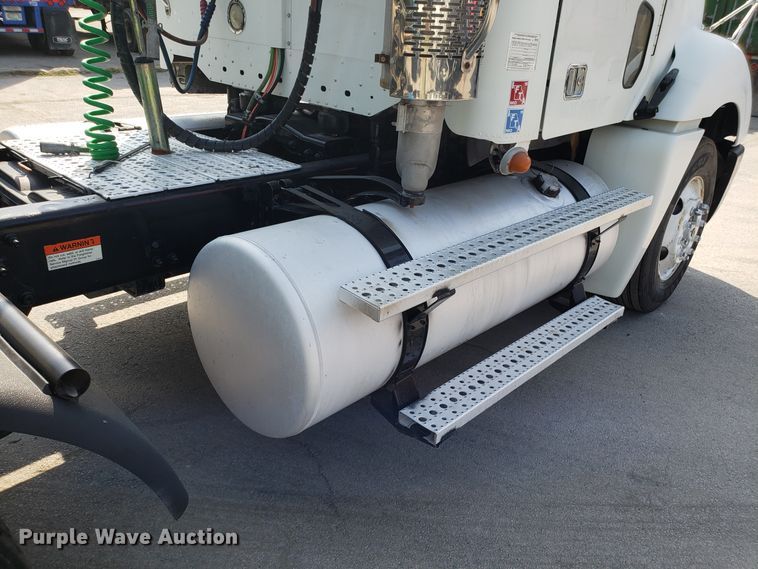 image for item DH2847 2007 Freightliner Columbia 120 semi truck