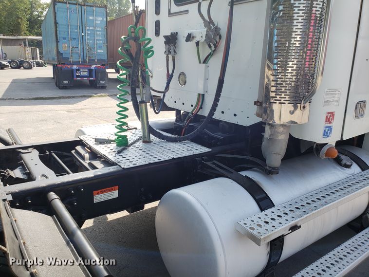 image for item DH2847 2007 Freightliner Columbia 120 semi truck