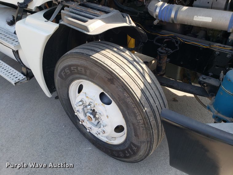 image for item DH2847 2007 Freightliner Columbia 120 semi truck