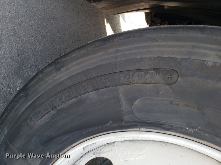 image for item DH2847 2007 Freightliner Columbia 120 semi truck