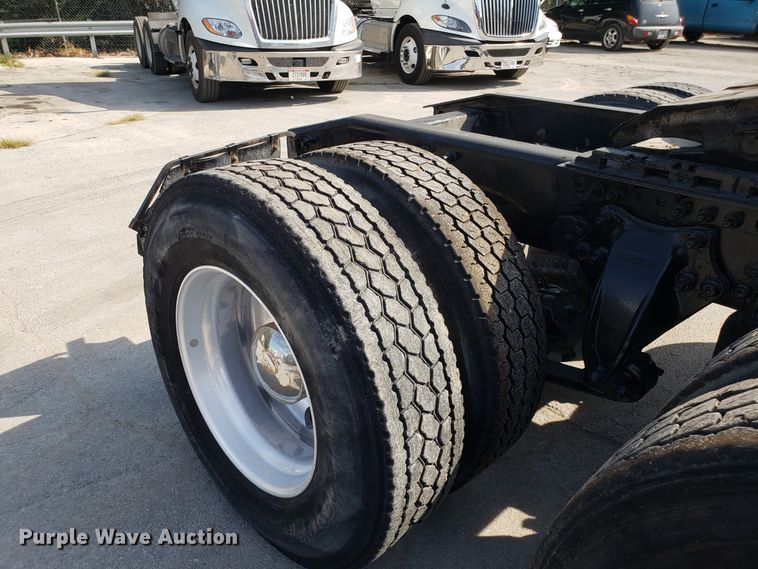 image for item DH2847 2007 Freightliner Columbia 120 semi truck