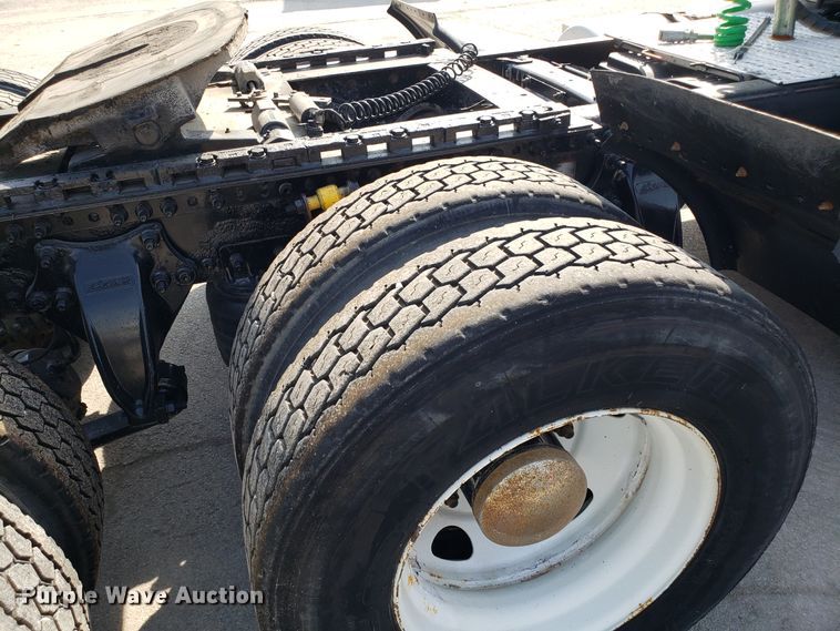 image for item DH2847 2007 Freightliner Columbia 120 semi truck