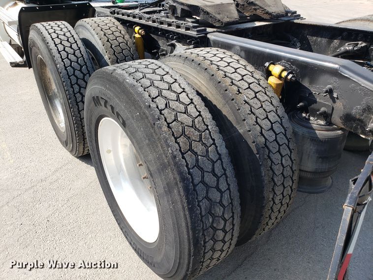 image for item DH2847 2007 Freightliner Columbia 120 semi truck