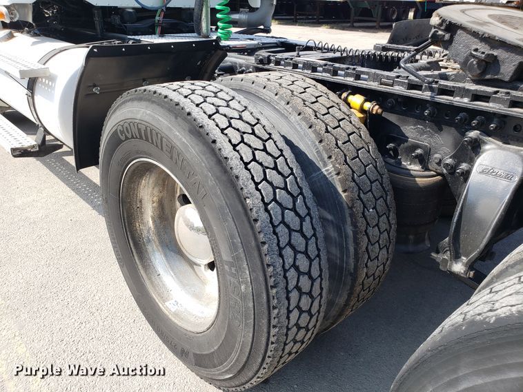 image for item DH2847 2007 Freightliner Columbia 120 semi truck