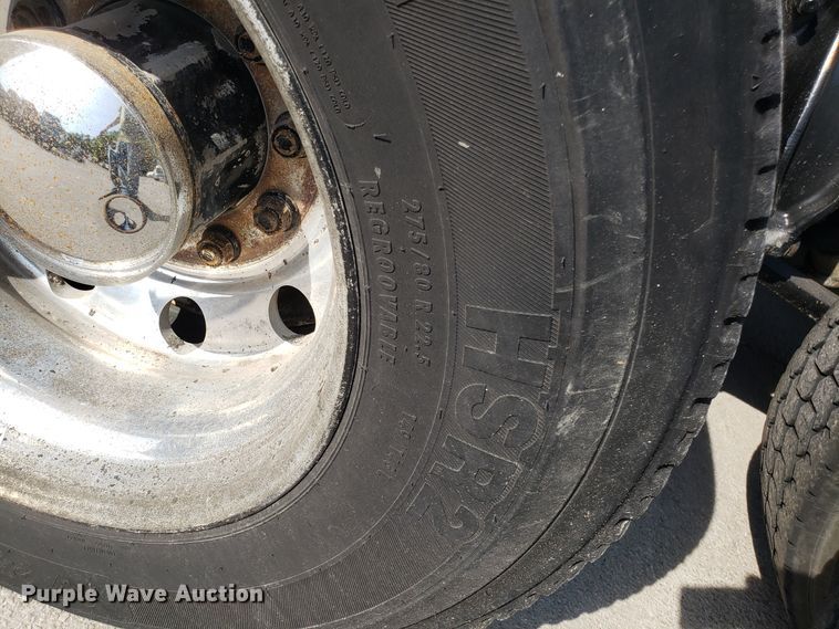 image for item DH2847 2007 Freightliner Columbia 120 semi truck