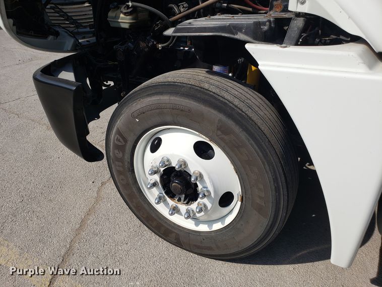 image for item DH2847 2007 Freightliner Columbia 120 semi truck