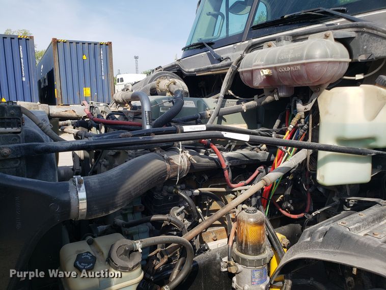 image for item DH2847 2007 Freightliner Columbia 120 semi truck