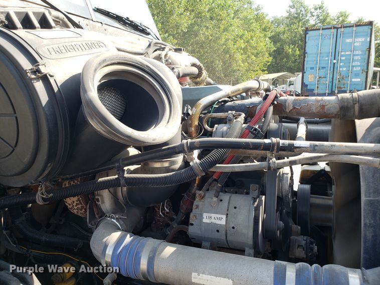 image for item DH2847 2007 Freightliner Columbia 120 semi truck