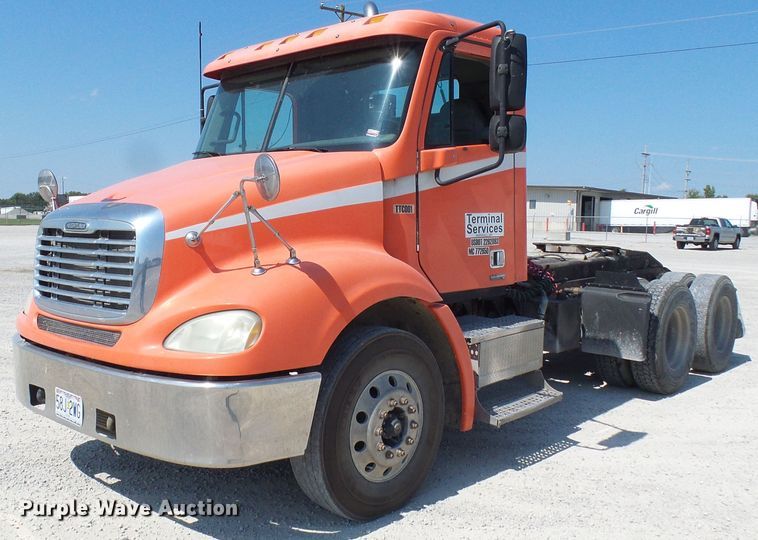 image for item DI0666 2006 Freightliner Columbia semi truck